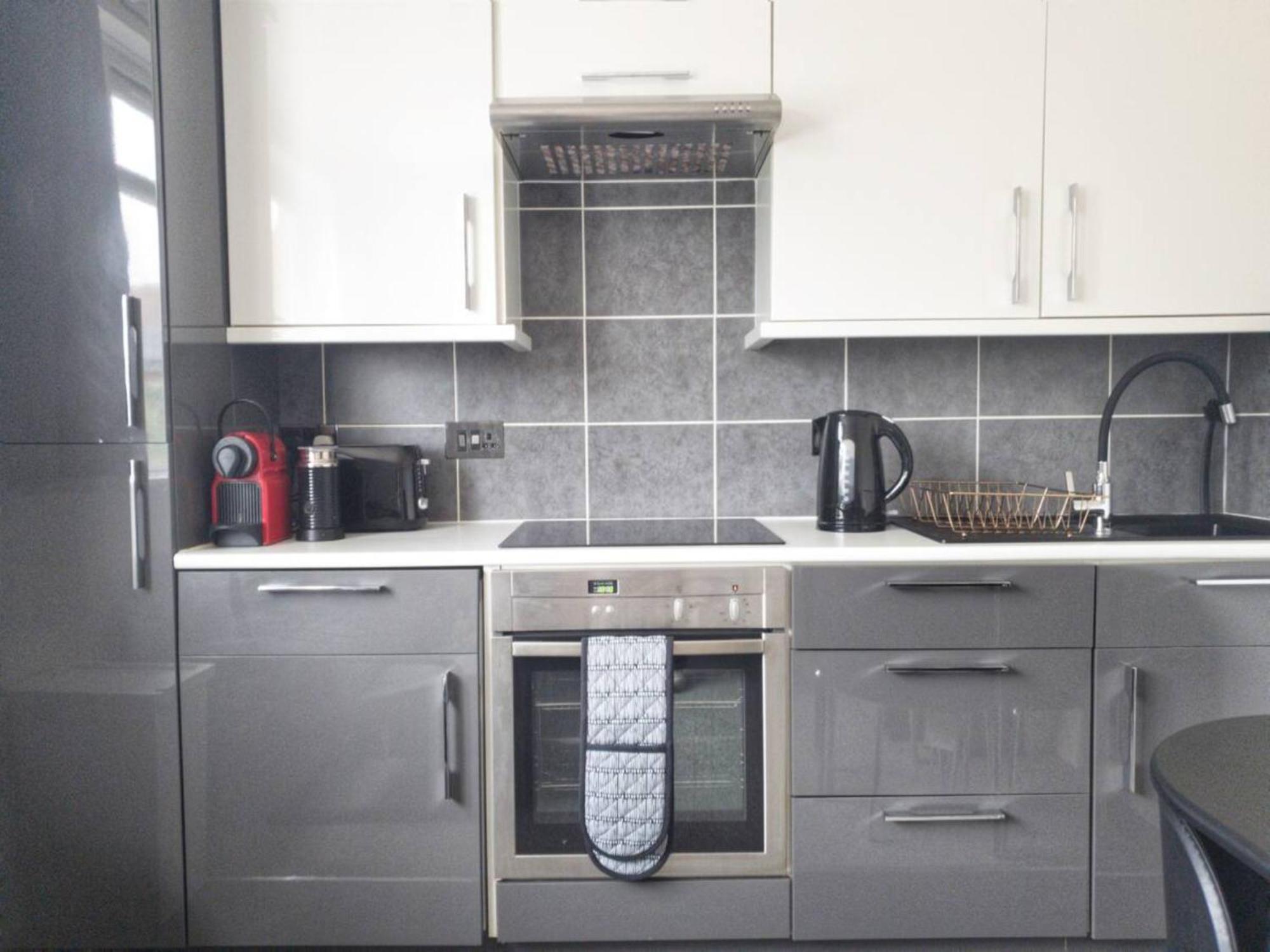 Newly Renovated Ideally Situated 2 Bedroom Flat Борнмът Екстериор снимка